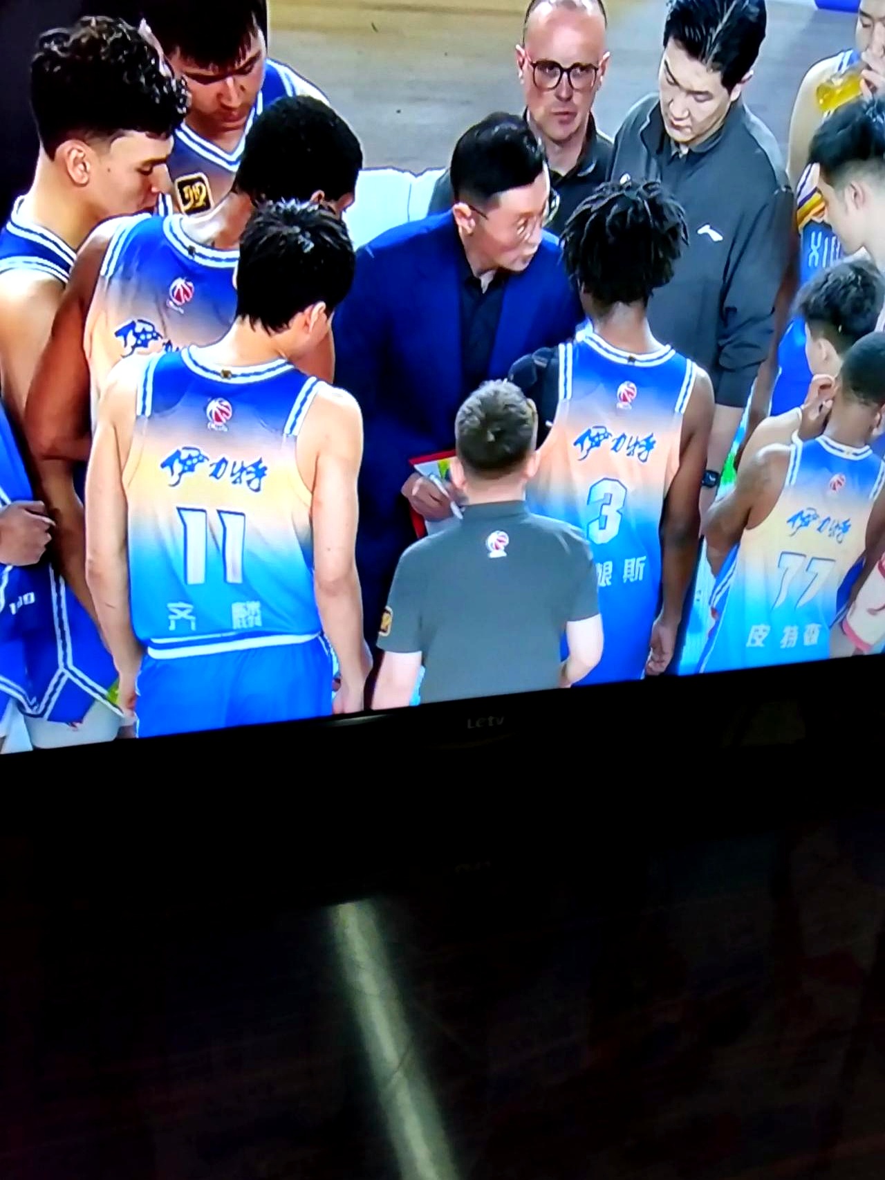 包含新疆男篮精雕细刻，篮下稳健对抗力不凡的词条