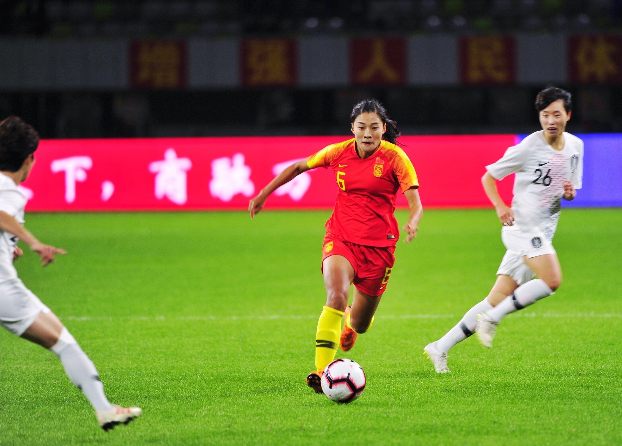 中国女足队员表现出色，助力球队赢得关键胜利的简单介绍